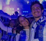 Hugo Montenegro festeja título do FC Porto com a namorada no Porto