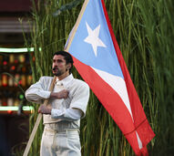 Ativista exibe a bandeira de Porto Rico num evento