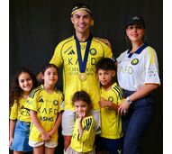Cristiano Ronaldo e Georgina Rodríguez com quatro dos filhos