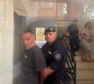 Marine e Marc à saída do tribunal de Setúbal depois saberem que ficam em prisão preventiva