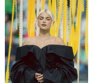 Bárbara Bandeira canta 'A Portuguesa' no Estádio do Jamor