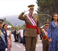Rei de Espanha participa na parada militar anual do Dia das Forças Armadas