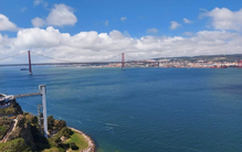 Elevador panorâmico com vista para Lisboa e a Ponte 25 de Abril.
