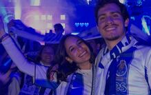 Hugo Montenegro festeja título do FC Porto com a namorada no Porto