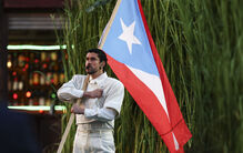 Ativista exibe a bandeira de Porto Rico num evento