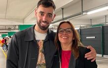 Bruno Fernandes posa ao lado da mãe