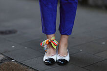 Sapatos rasos com lenço e calças azuis ditam moda para a primavera