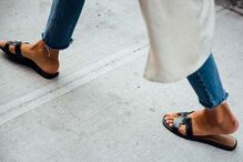 Sandálias minimalistas, sugestão elegante e de baixo custo para o verão