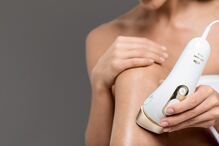Mulher usa depilador a laser Braun Silk Expert Pro 5 para remoção de pelos em casa