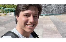 Insólito! Conheça Afonso Reis Cabral, o jovem escritor que está a viver no Colombo numa antiga loja de sapatos