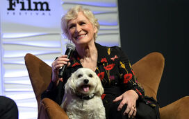 A marca de Glenn Close já está em Hollywood mas não está sozinha. Cão da atriz imortalizado no TCL Chinese Theatre 