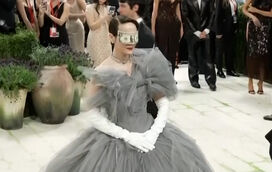Dólares nos olhos e quadros vivos: o Met Gala 2026 foi a edição mais estranha de sempre? Veja o vídeo