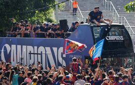 Barcelona pintada de 'blaugrana': milhares invadem as ruas para celebrar o bicampeonato da equipa catalã