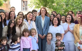 Encantadora! Kate Middleton encontra-se com crianças italianas na primeira viagem internacional após doença