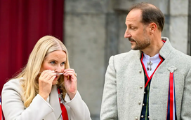 A imagem que está a deixar a Noruega em sobressalto. Mette-Marit com suporte respiratório no Dia Nacional