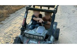 Meninos franceses abandonados. Tirando o pai, mais ninguém quer saber deles. Crianças à guarda do Estado, à espera que os adultos se entendam