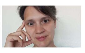 A mulher que parece não querer os três filhos... divorciou-se há poucos meses