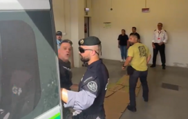 As cantorias de Marine Rousseau e os gritos de Marc Ballabriga à chegada ao tribunal