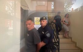 Marine e Marc à saída do tribunal de Setúbal depois saberem que ficam em prisão preventiva