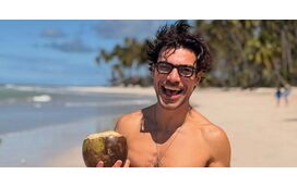 Tiago Aldeia de férias no paraíso com rosto bem conhecido da televisão... mas há 18 anos a separá-los