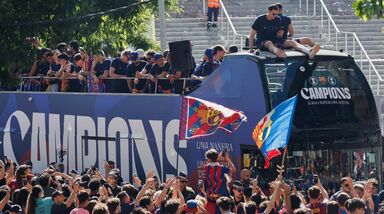 Barcelona pintada de 'blaugrana': milhares invadem as ruas para celebrar o bicampeonato da equipa catalã