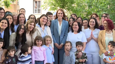 Kate Middleton encontra-se com crianças italianas na primeira viagem internacional após doença