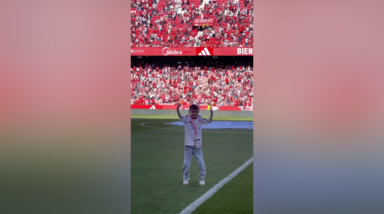 Comovente: Jovem de 12 anos com doença rara é homenageado no estádio do Sevilha
