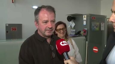 Padeiro que salvou irmãos abandonadas emociona-se ao ser distinguido como 'Herói CM'