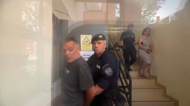 Marine e Marc à saída do tribunal de Setúbal depois saberem que ficam em prisão preventiva