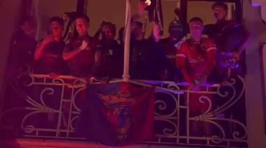 Euforia total: Plantel do Torreense chega à Câmara Municipal de Torres Vedras para erguer a Taça de Portugal 