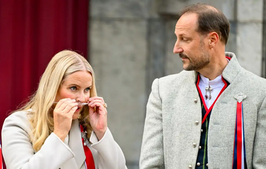 Mette-Marit usa suporte respiratório no Dia Nacional da Noruega