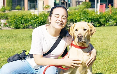 Aos 14 anos, Gabriela recebe o primeiro cão-guia atribuído a uma jovem menor no país