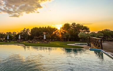 Piscina e espreguiçadeiras ao pôr do sol num hotel português