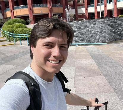 Insólito! Conheça Afonso Reis Cabral, o jovem escritor que está a viver no Colombo numa antiga loja de sapatos
