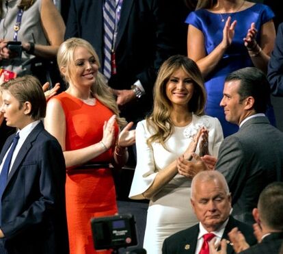 Melania Trump e a enteada, Tiffany Trump, cometem erro de etiqueta no jantar de Estado com Carlos III e Camilla