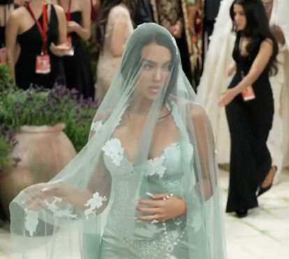 Não foi apenas um vestido azul: o significado sagrado por trás do look de Georgina Rodríguez no Met Gala 