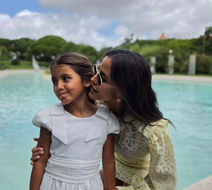 Carolina Patrocínio mostra imagens da Primeira Comunhão da filha