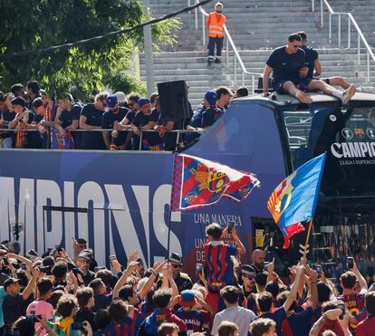Barcelona pintada de 'blaugrana': milhares invadem as ruas para celebrar o bicampeonato da equipa catalã