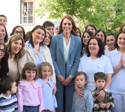 Encantadora! Kate Middleton encontra-se com crianças italianas na primeira viagem internacional após doença