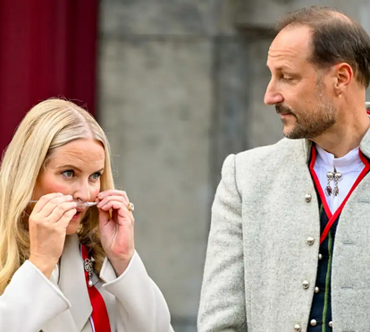 A imagem que está a deixar a Noruega em sobressalto. Mette-Marit com suporte respiratório no Dia Nacional
