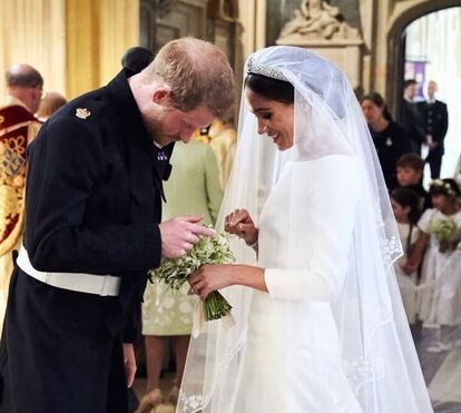 Beijos na boca, primeira dança, discurso do noivo... as fotos nunca vistas do casamento do príncipe Harry com Meghan Markle