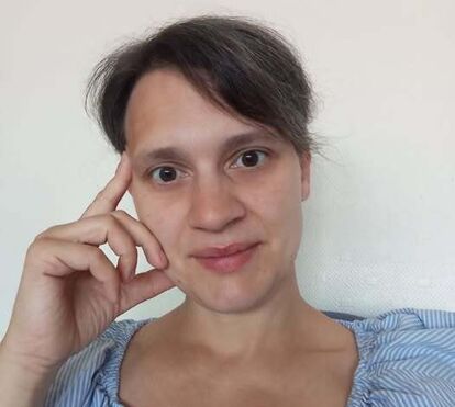 A mulher que parece não querer os três filhos... divorciou-se há poucos meses