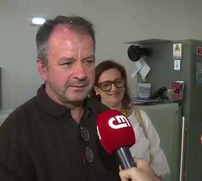 Padeiro que salvou irmãos abandonados emociona-se ao ser distinguido como 'Herói CM'