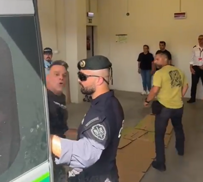 As cantorias de Marine Rousseau e os gritos de Marc Ballabriga à chegada ao tribunal
