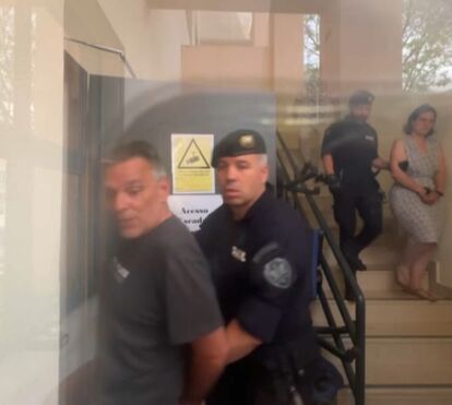 Marine e Marc à saída do tribunal de Setúbal depois saberem que ficam em prisão preventiva
