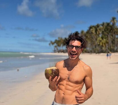 Tiago Aldeia de férias no paraíso com rosto bem conhecido da televisão... mas há 18 anos a separá-los