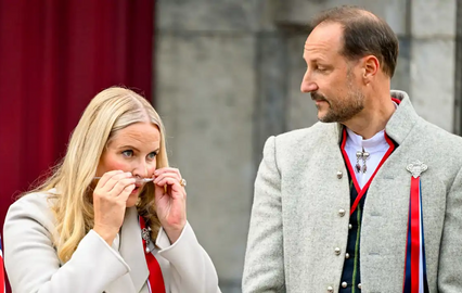 Mette-Marit usa suporte respiratório no Dia Nacional da Noruega