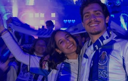 Hugo Montenegro festeja título do FC Porto com a namorada no Porto