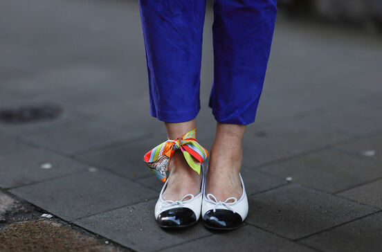 Sapatos rasos com lenço e calças azuis ditam moda para a primavera
