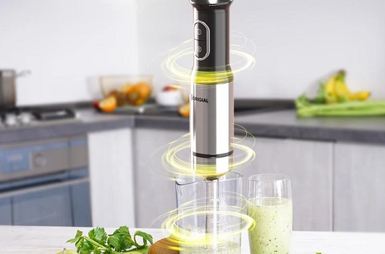 Liquidificadora a preparar batido de fruta na cozinha